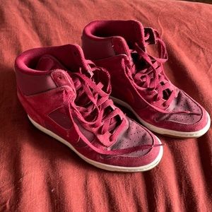 Wedged suede Nike tennis shoes